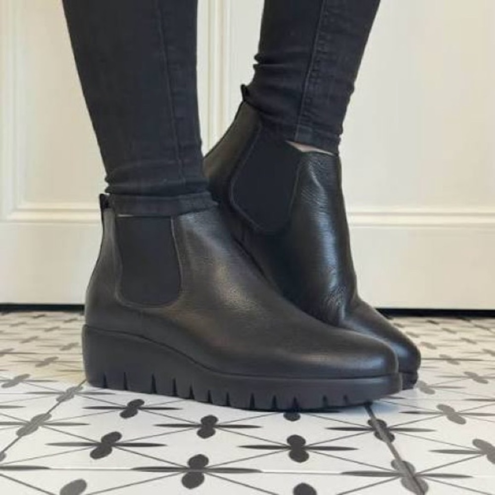 Wonder’s Chelsea Slip-On Boots – Black Leather | Size 8.5 / 39